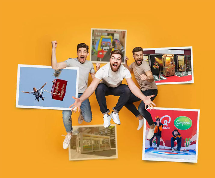 Een scene van een evenement met een rode achtergrond en logo's van Q Music en Campina